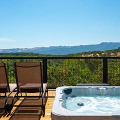 Vineyard Vista - 3BD, Views, Spa, Close to Plaza
