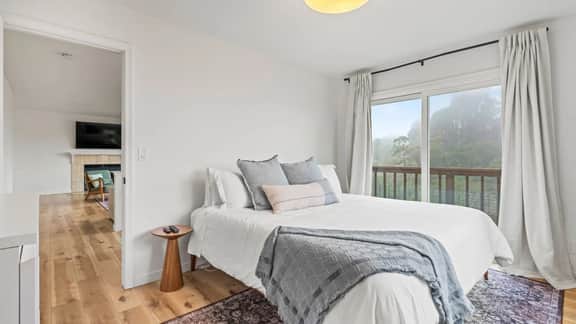 Hidden Oaks Retreat - 3 BD, Hot Tub, EV Charger - Image 4