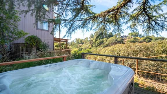 Hidden Oaks Retreat - 3 BD, Hot Tub, EV Charger - Image 2