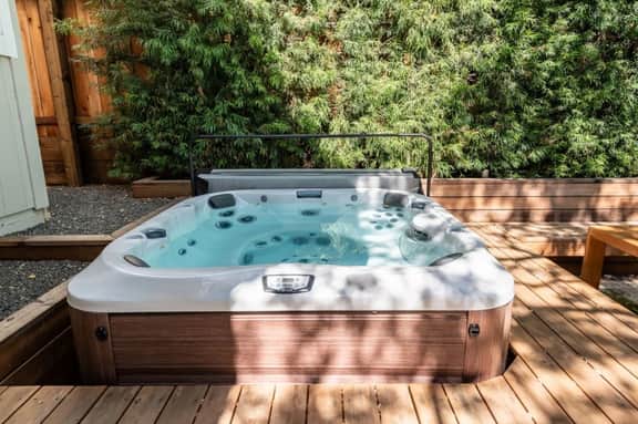 Luxurious 3 BD with Hot Tub in Serene Sonoma Oasis - Image 2