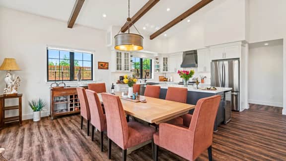Upscale 3-BD Healdsburg Retreat–Vineyards, Hot Tub - Image 2
